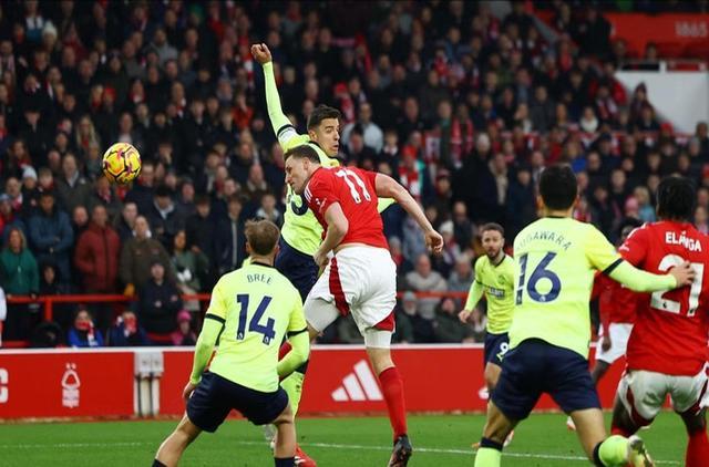 亚博app -关键时刻法兰克福备战英超;远射贴柱细节曝光;球迷炸锅;团队化学反应显著